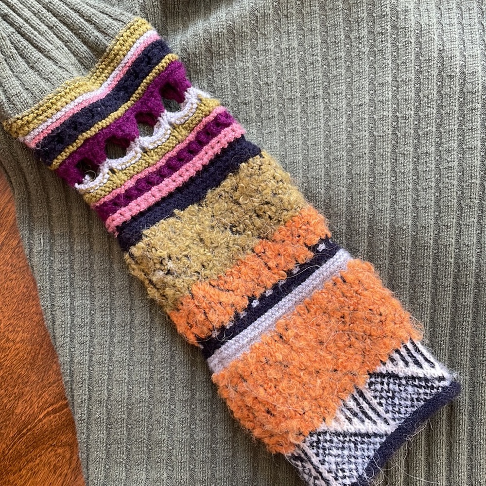 Wow! FREE PEOPLE pullover sweater with stunning colorful cuffs - Picture 5 of 5